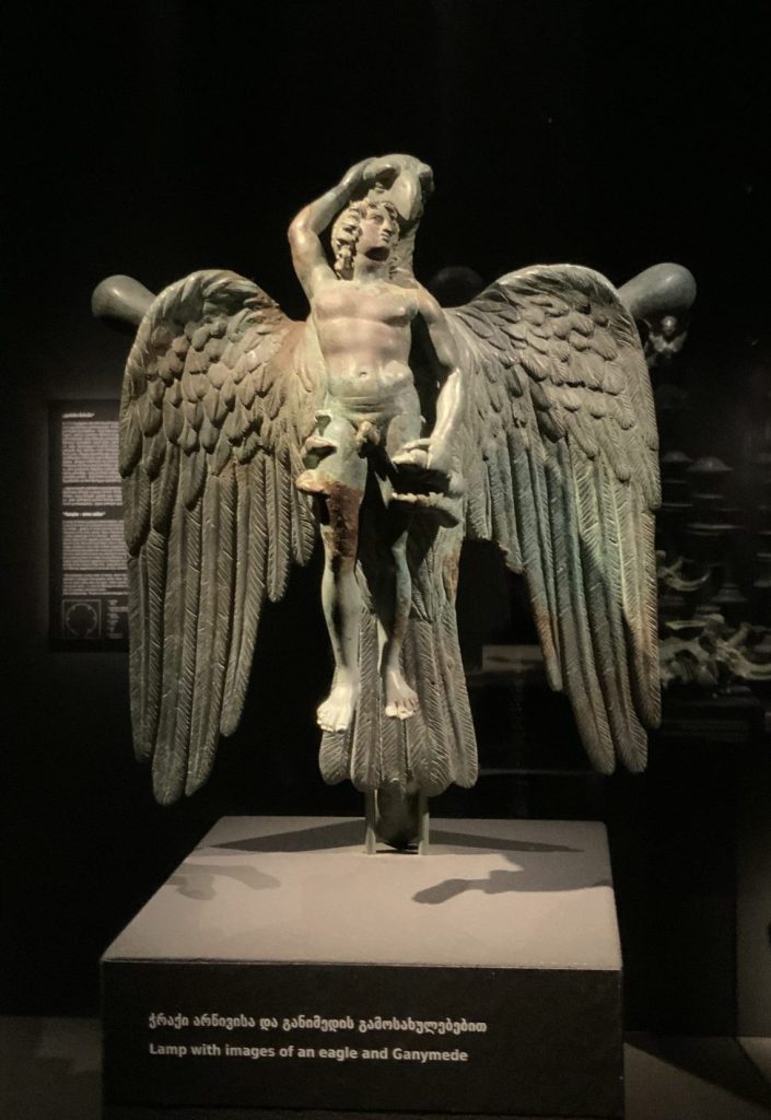 Cette sculpture en bronze représente Ganymède, le jeune prince troyen de la mythologie grecque, enlevé par Zeus transformé en aigle pour devenir l'échanson des dieux sur l'Olympe.
