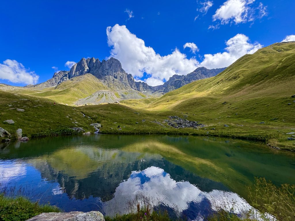 Juta est l’un des villages habités les plus hauts de Géorgie.
Il se situe dans la région de Khevsourétie, à environ 2 200 mètres d’altitude.
Entouré de montagnes sauvages, le village offre une atmosphère paisible et authentique.
Au-dessus de Juta s’élèvent les montagnes de Tchaoukhebi, reconnaissables à leurs pics rocheux et dentelés.
On les surnomme parfois le « Caucase dolomitique » en raison de leurs formes spectaculaires.