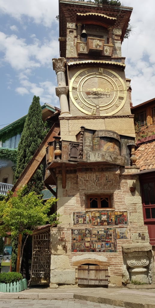 La Tour de l'Horloge du Théâtre Gabriadze. Ville de Tbilissi, en Géorgie, juste à côté du théâtre de marionnettes fondé par Rezo Gabriadze.