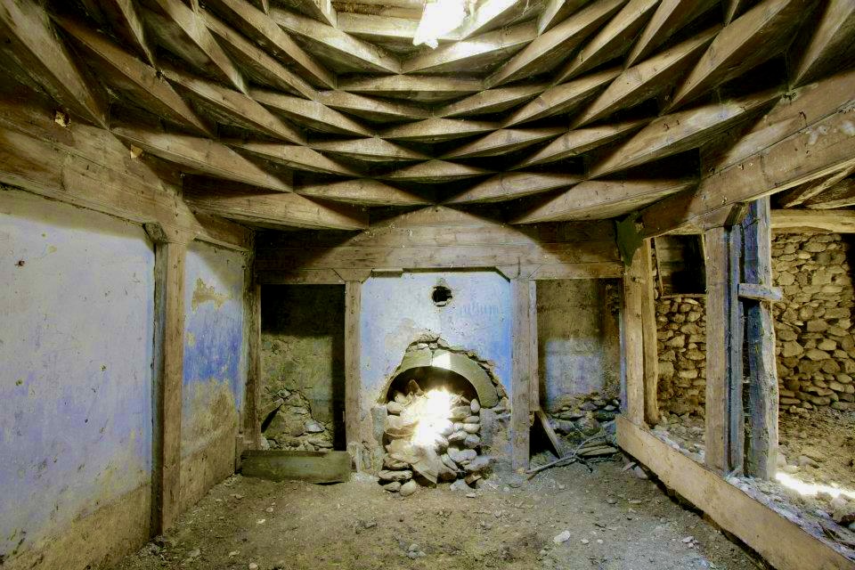 Une toit couronné de la maison traditionnelle a Saro (Mitsuri)