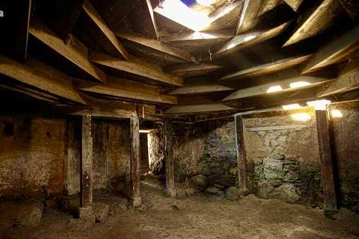 Maison traditionnelle Darbazi avec son plafond couronné. Saro.