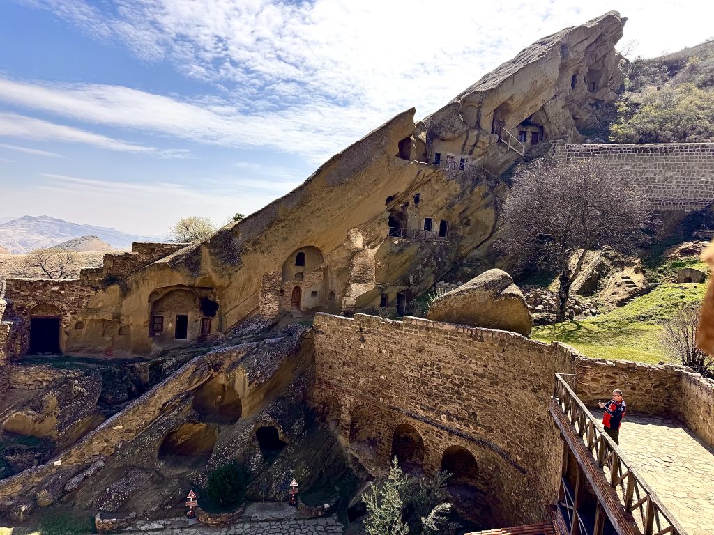 Saint David de Gareji choisit le désert pour une vie de prière et d’ascèse. Ses disciples creusent des grottes dans la roche, fondant la David Lavra.