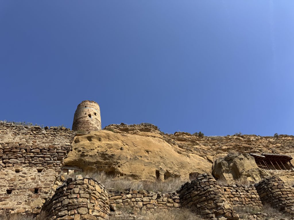 Le monastère de Natlismtsemeli (Saint Jean-Baptiste) a été fondé au VIᵉ siècle par saint Lucien.