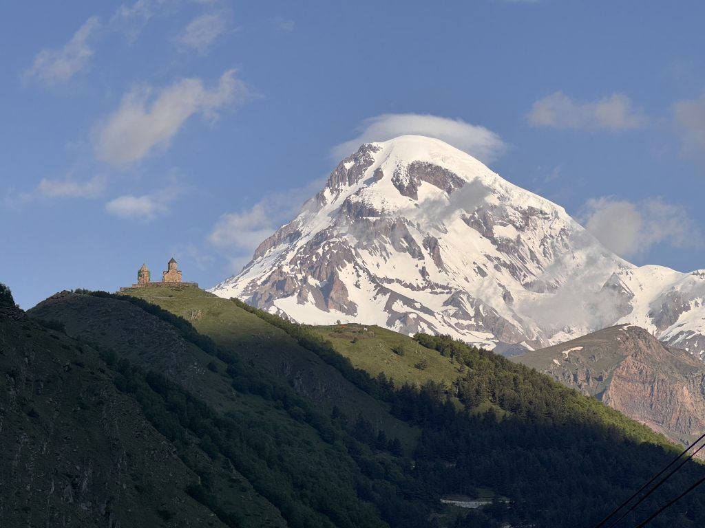 Mont Kazbegui et l’église de la Trinité de Guergueti.