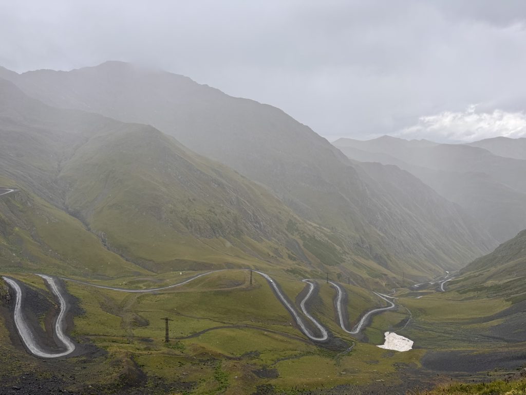 Col d’Abano, Touchetié – la route carrossable la plus haute d’Europe
À 2 850 mètres d’altitude, le col d’Abano relie la région de Kakheti aux villages reculés de la Touchetié. C’est une route spectaculaire pour véhicules, étroite, sinueuse et parfois difficile, offrant des vues incroyables sur les montagnes du Caucase et les vallées sauvages. Accessible seulement en été, elle reste un passage vital pour les habitants et un défi pour les voyageurs en quête d’aventure.