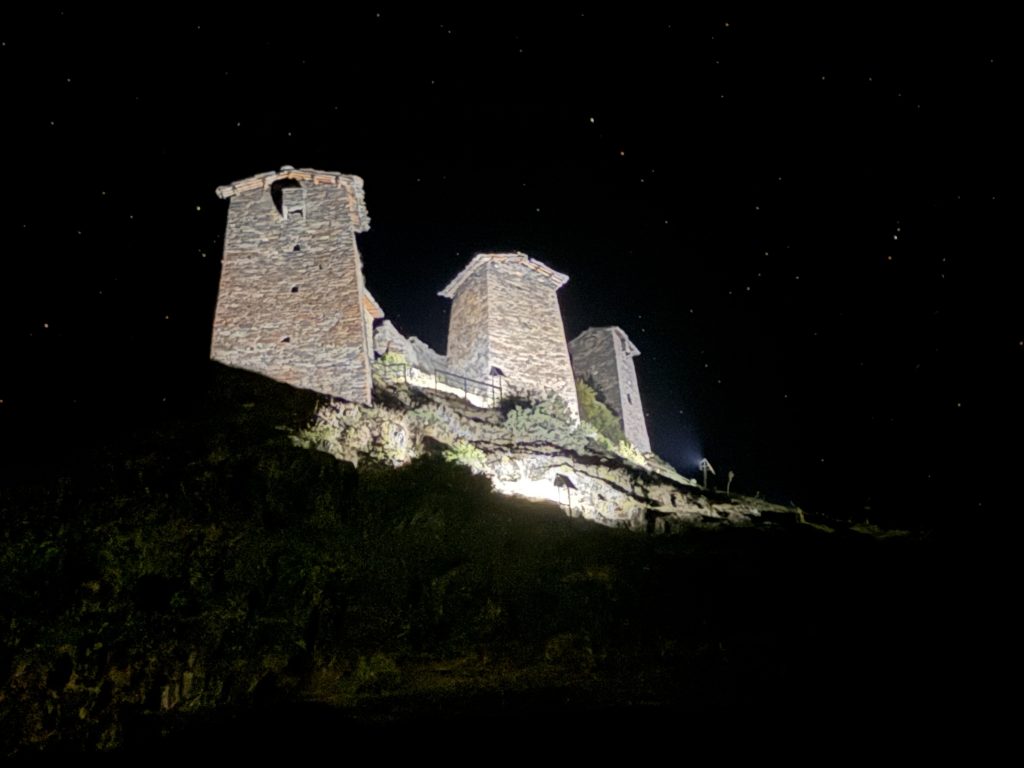 Kesselo, Touchetié – village fortifié près d’Omalo Kesselo est un village historique fortifié perché dans les montagnes de la Touchetié, à proximité d’Omalo. Ses tours de pierre anciennes et ses maisons en pierre reflètent l’architecture traditionnelle touchette. Depuis Kesselo, on peut admirer des vues magnifiques sur les vallées et les sommets environnants.