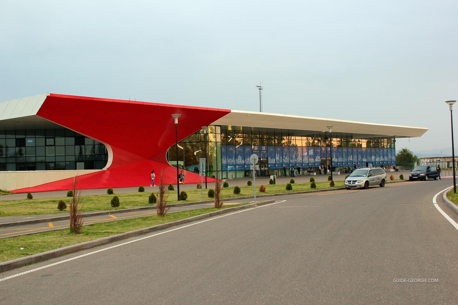 Avion de la compagnie Wizz Air stationné devant le terminal de l'aéroport de Kutaisi, jour clair