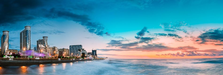 Vue panoramique au crépuscule de bâtiments modernes et d'hôtels illuminés le long de la côte noire.
