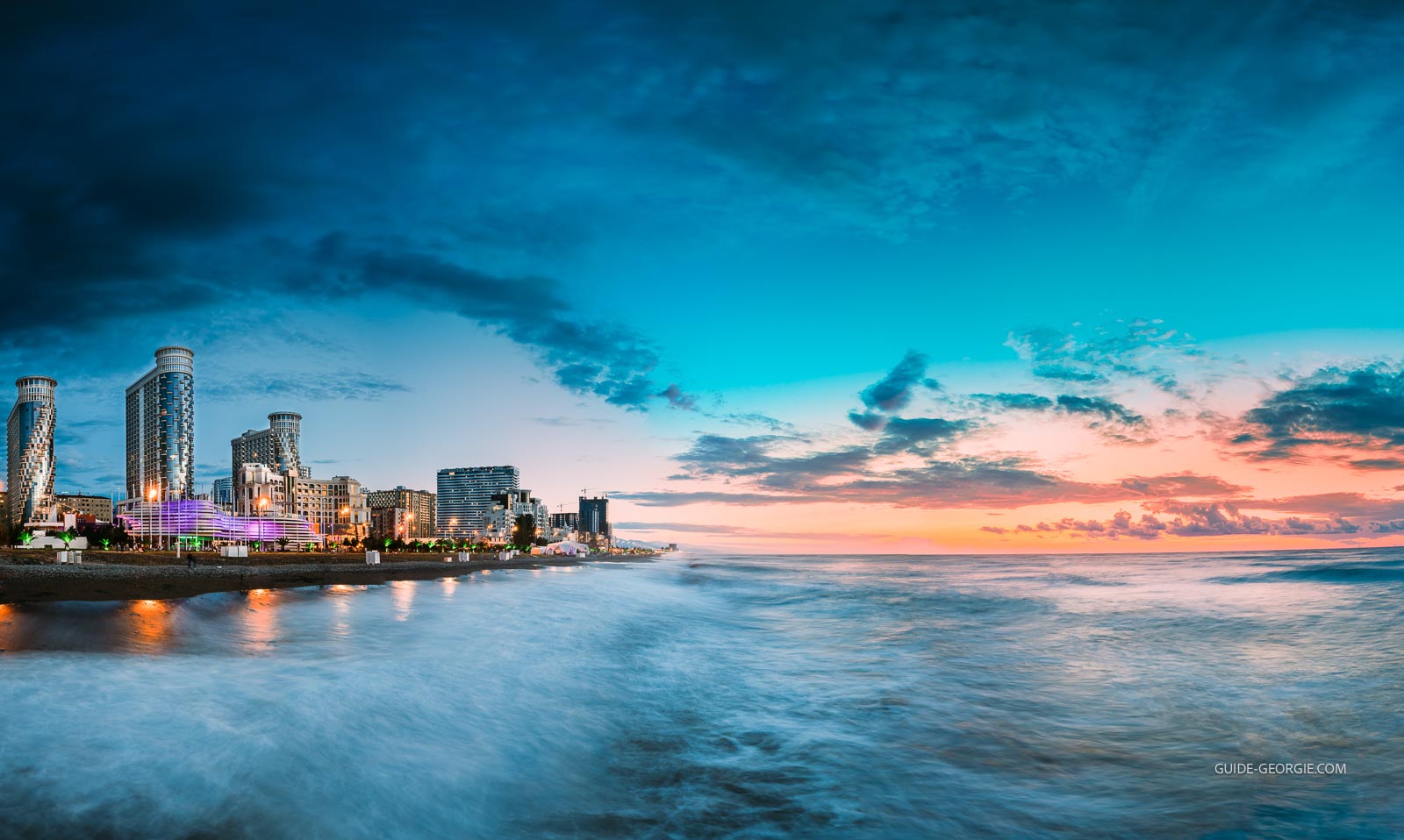 Vue panoramique au crépuscule de bâtiments modernes et d'hôtels illuminés le long de la côte noire.