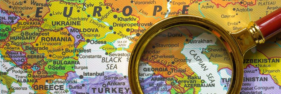 Loupe décentrée montrant une carte floue de l'Asie avec les régions correspondant à l'Arménie, l'Azerbaïdjan et la Géorgie