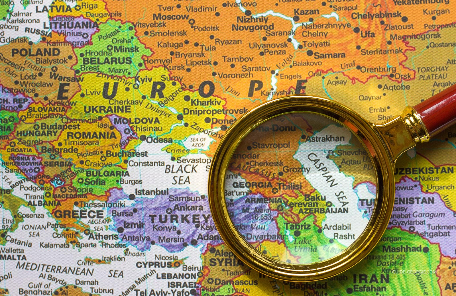 Loupe décentrée montrant une carte floue de l'Asie avec les régions correspondant à l'Arménie, l'Azerbaïdjan et la Géorgie