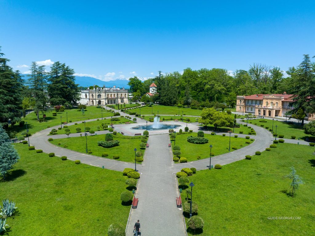 Vue aérienne du palais Dadiani au centre de Zugdidi avec bâtiments environnants et fontaine