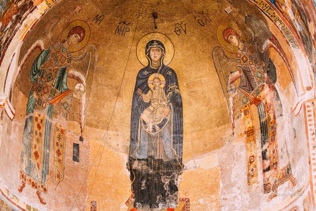 Mosaïque dorée représentant la Vierge à l'Enfant entourée d'archanges dans l'intérieur d'un monastère