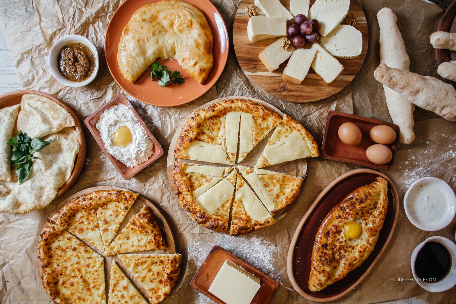 Khachapuri rond au fromage posé sur une table en bois, vue de dessus