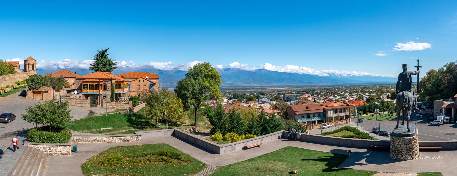 Statue équestre du roi Érekle II sur socle, avec panorama de collines et montagnes au loin sous un ciel clair