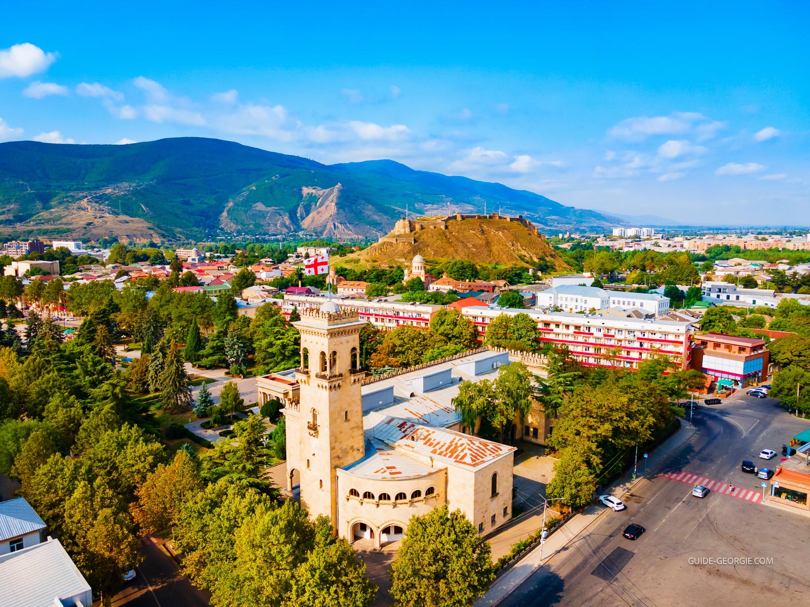 Vue aérienne panoramique du musée Joseph Staline à Gori avec bâtiment principal et alentours urbains